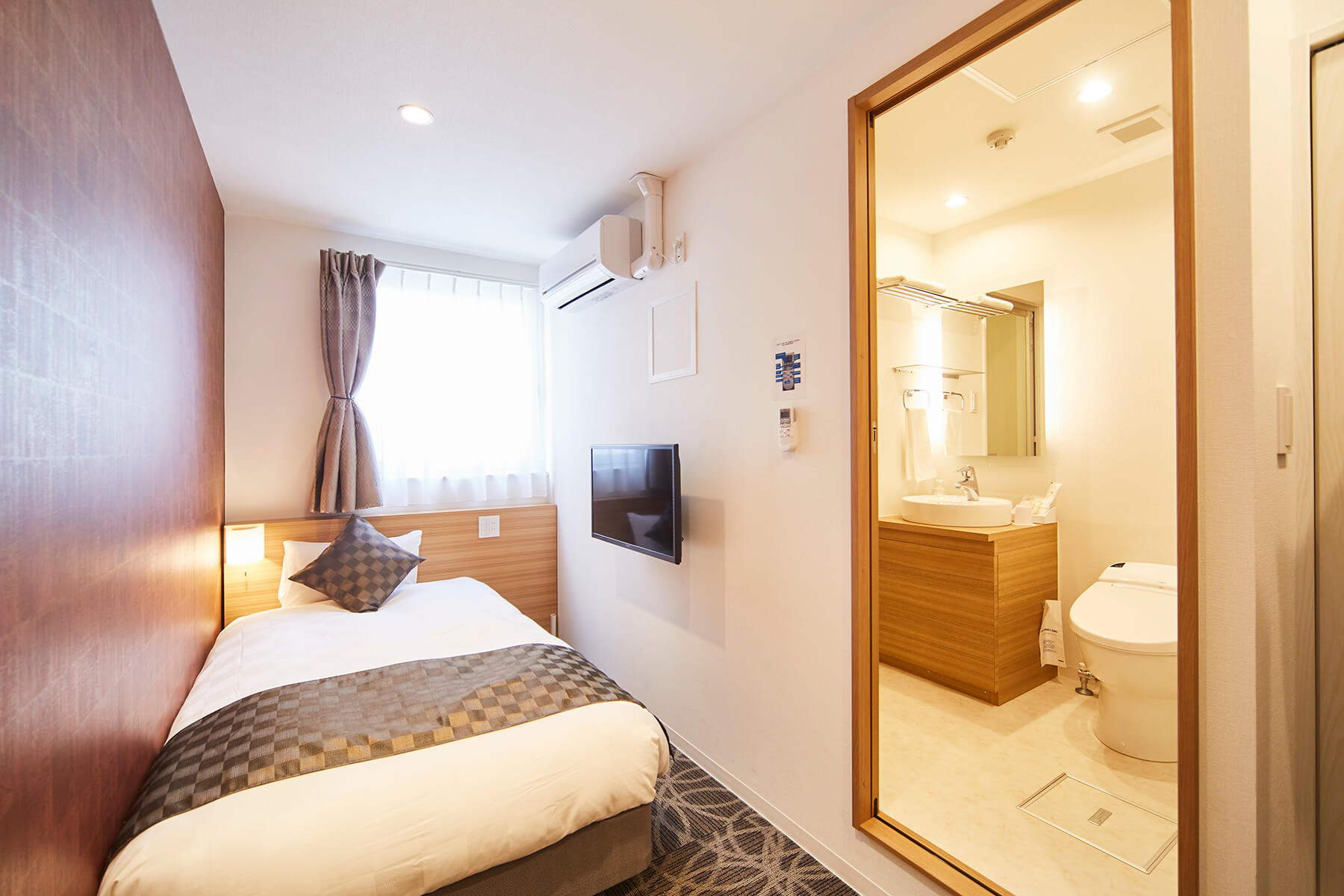 SINGLE ROOM