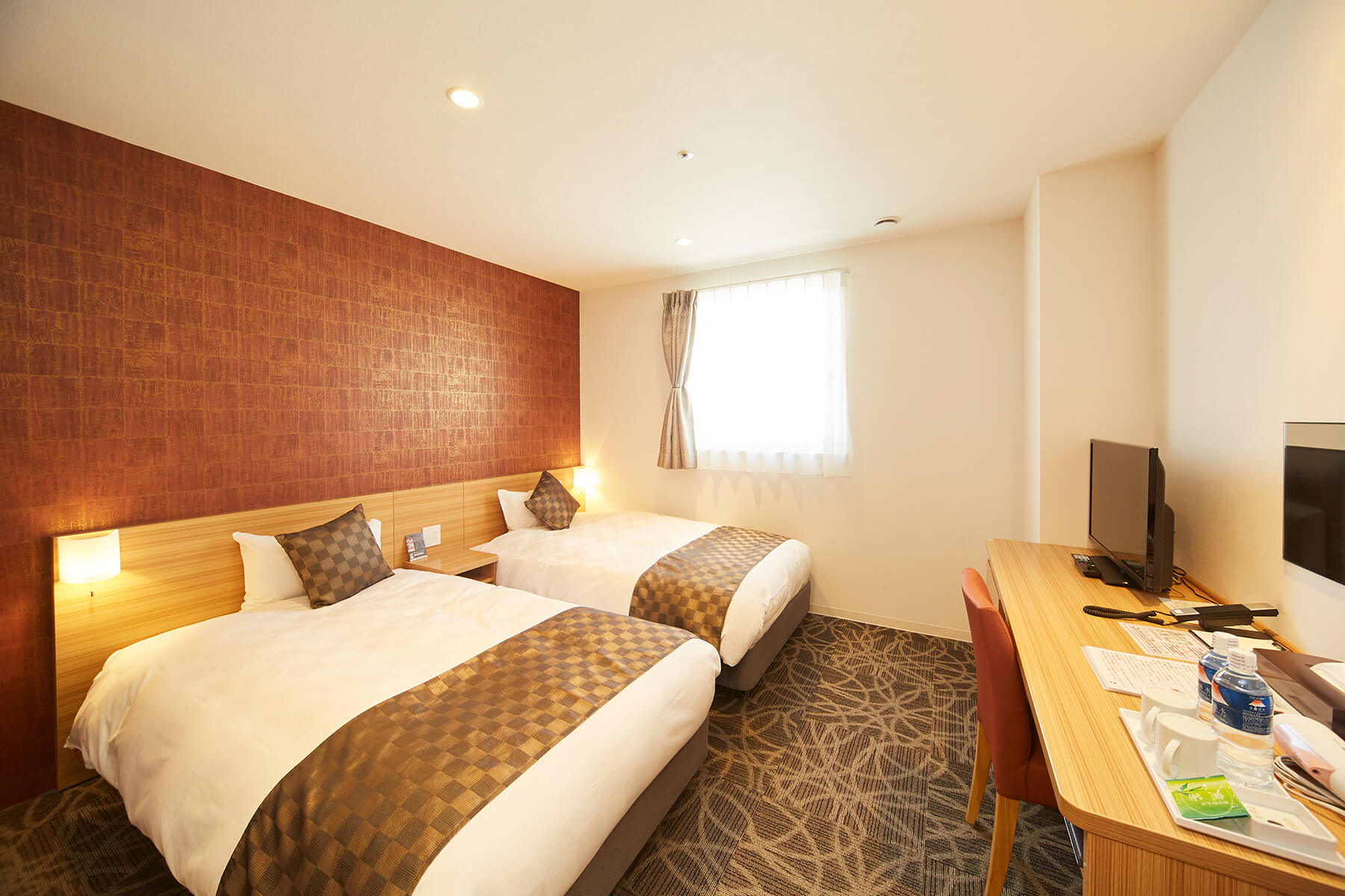 TWIN ROOM