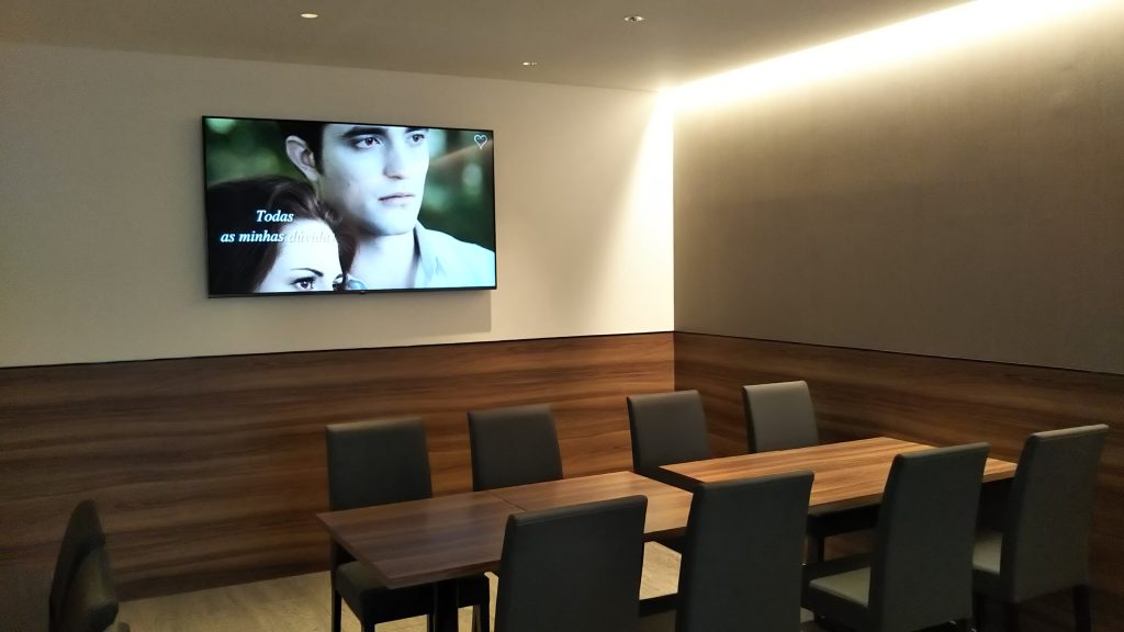 ２０１９年秋＜６５型テレビモニター＞導入しました。